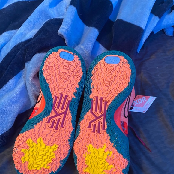 Kyrie 4 - Picture 3 of 9